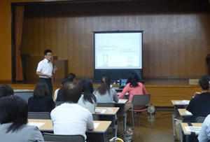 治安対策課員による解説の様子