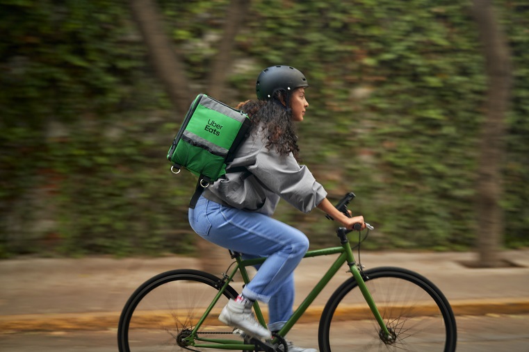 特典プログラムで自発的なヘルメット着用を後押し